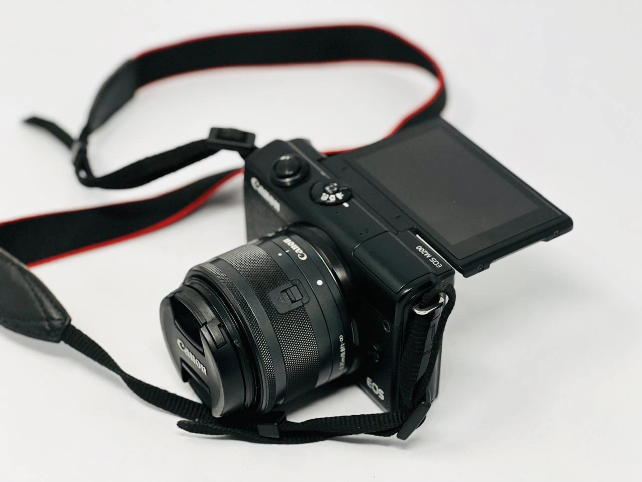 Camera body M200 (Mirrorless) Lens 15-45mm